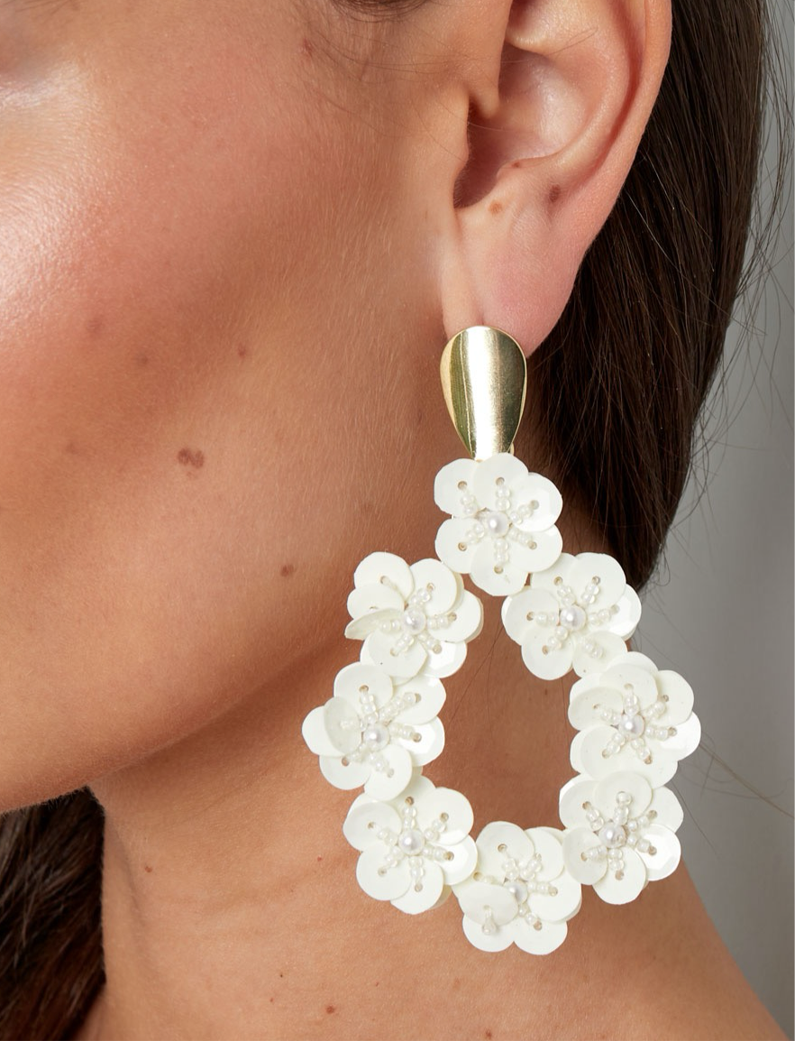 Oorbellen Flower power statement | wit en goud beschikbaar